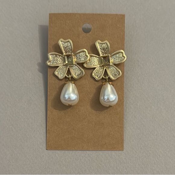 Elegant Pearl Flower Earrings M456 - Picture 1 of 1